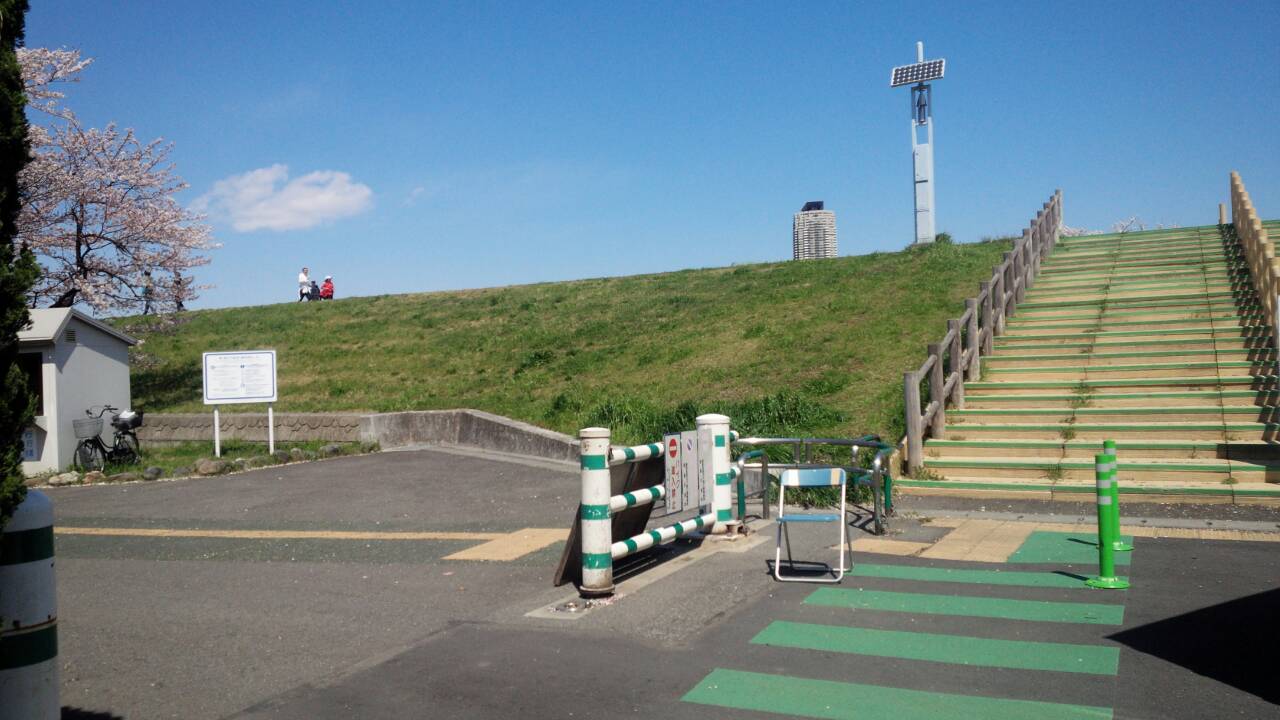 駐車場入り口、土手の階段